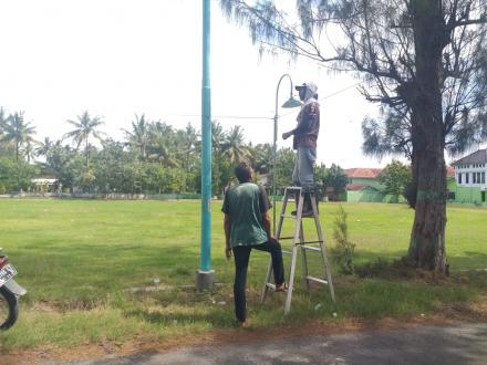 Pembenahan instalasi listrik oleh Linmas